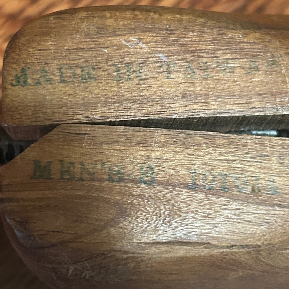 ✔️$5 buy one get one. Vintage Wooden Shoe Stretcher
Men 9/Women 11 - Picture 4 of 4